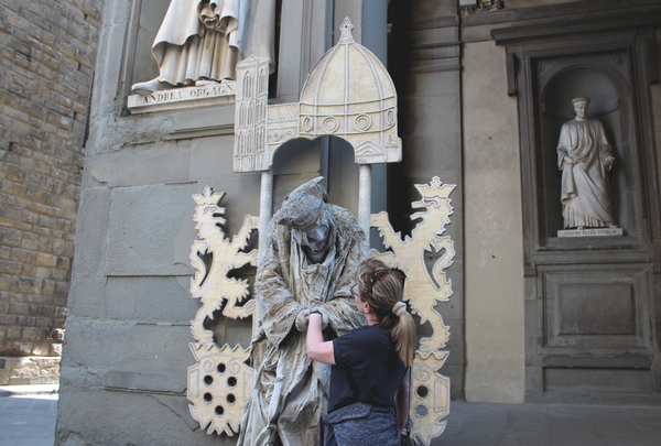 la discussion avec &quot;la statue vivante&quot; se poursuit