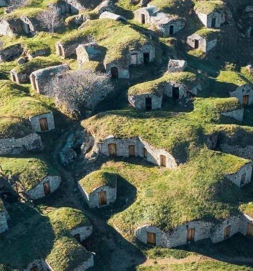 Ce n'est pas le village des Hobbits mais Pietragalla près de Potenza..jpg