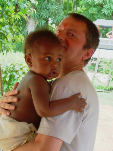 consoler un enfants qui prend peur devant une caméra