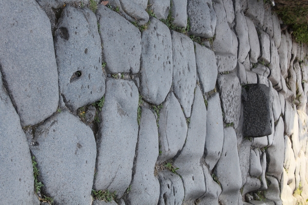 une voie où l'on peut voir encore la trace des chariots qui passaient ici il y a près de 2000 ans